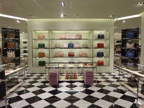 mappa negozi prada nel mondo|how many prada stores worldwide.